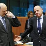 El comisario europeo de Asuntos Económicos, Pierre Moscovici, (i), conversa con el ministro español en funciones de Economía, Luis de Guindos.