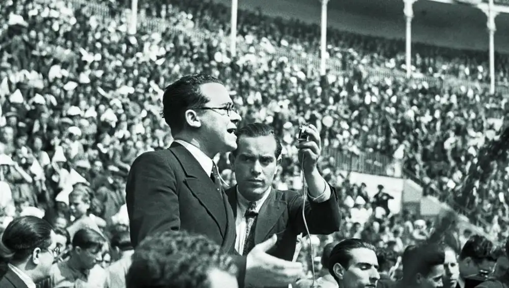 Santiago Carrillo, durante un mitin político