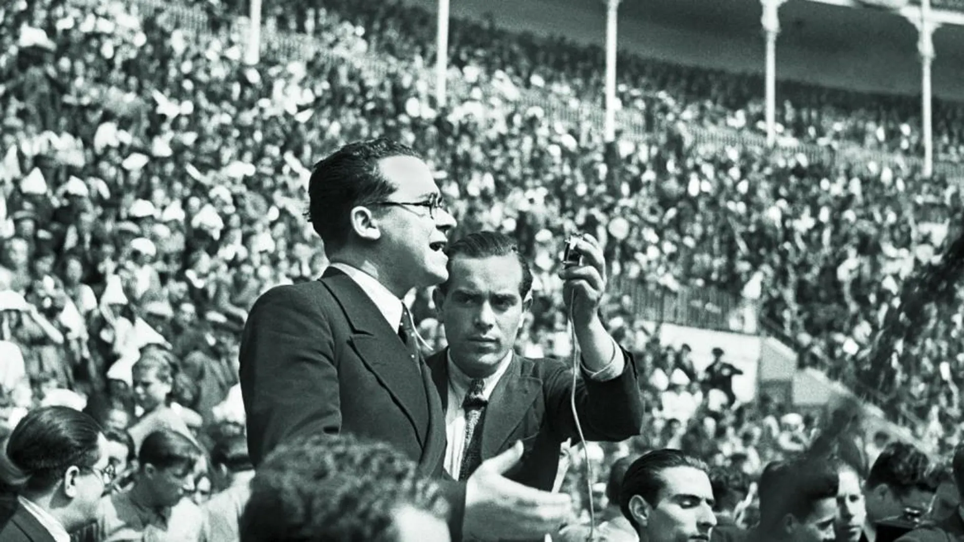 Santiago Carrillo, durante un mitin político