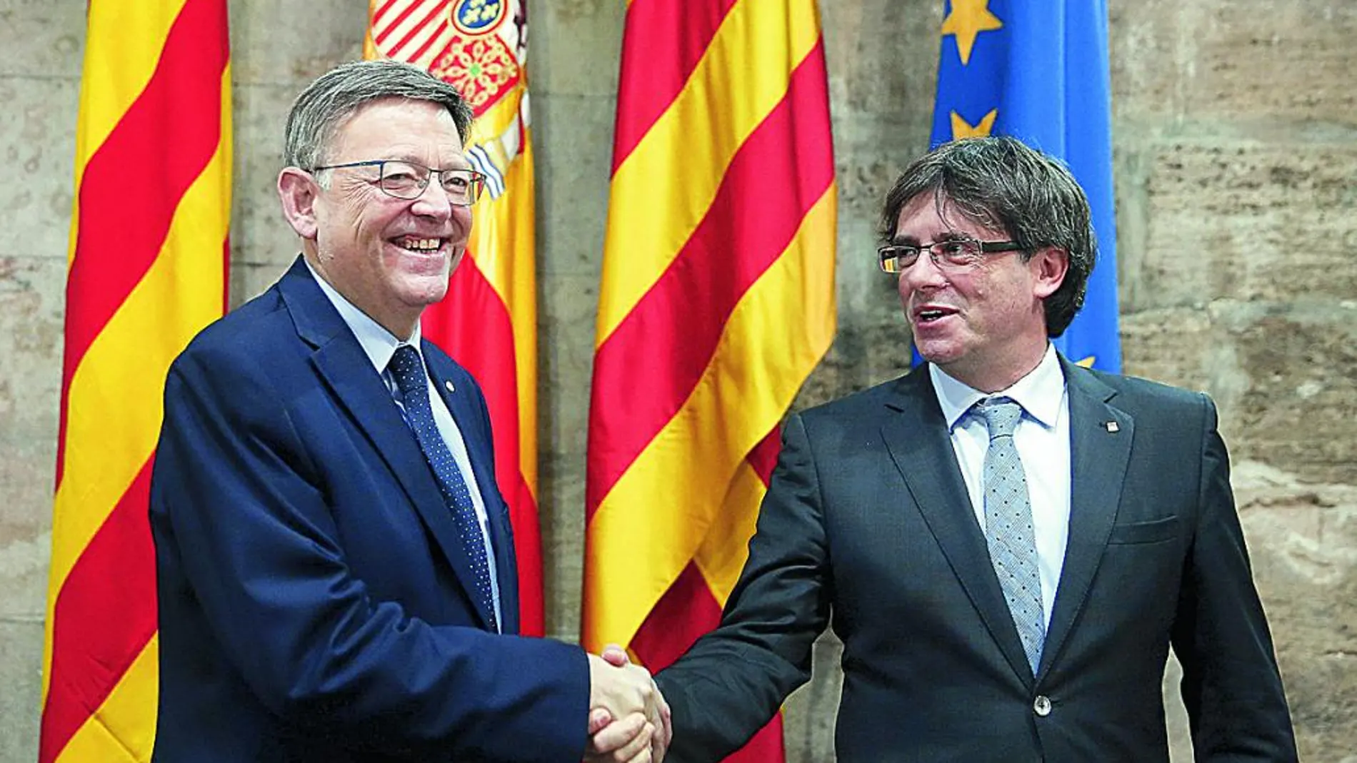 El presidente de la Generalitat de Catalunya, Carles Puigdemont (d), junto a su homólogo valenciano, Ximo Puig.