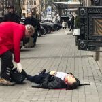 Un empleado de un hotel trata de ayudar a Denis Voronenkov, minutos después de que éste fuera asesinado en Kiev