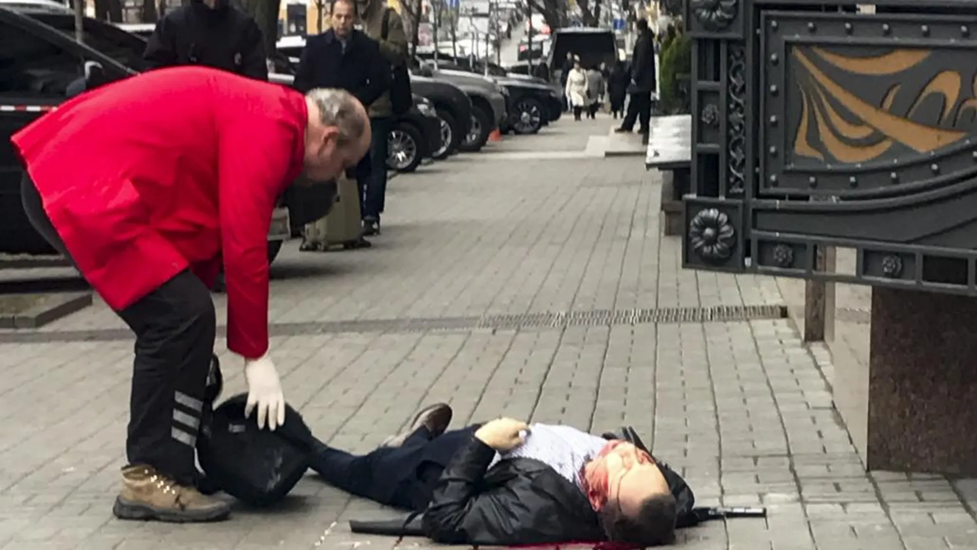 Un empleado de un hotel trata de ayudar a Denis Voronenkov, minutos después de que éste fuera asesinado en Kiev
