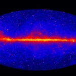 En la imagen se aprecia el universo con las energías superiores a 1 Gigaelectronvoltio (GeV) obtenida con datos de cinco años recogidos por el instrumento LAT en el Telescopio Espacial de Rayos Gamma Fermi de la NASA. Los colores más brillantes indican fuentes de rayos gamma más brillantes. Imagen: NASA / DOE / Fermi LAT Collaboration.