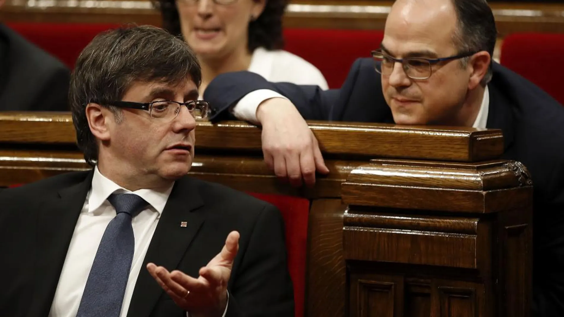 El presidente de la Generalitat, Carles Puigdemont (i), conversa con el portavoz de JxS en el Parlament de Catalunya, Jordi Turull