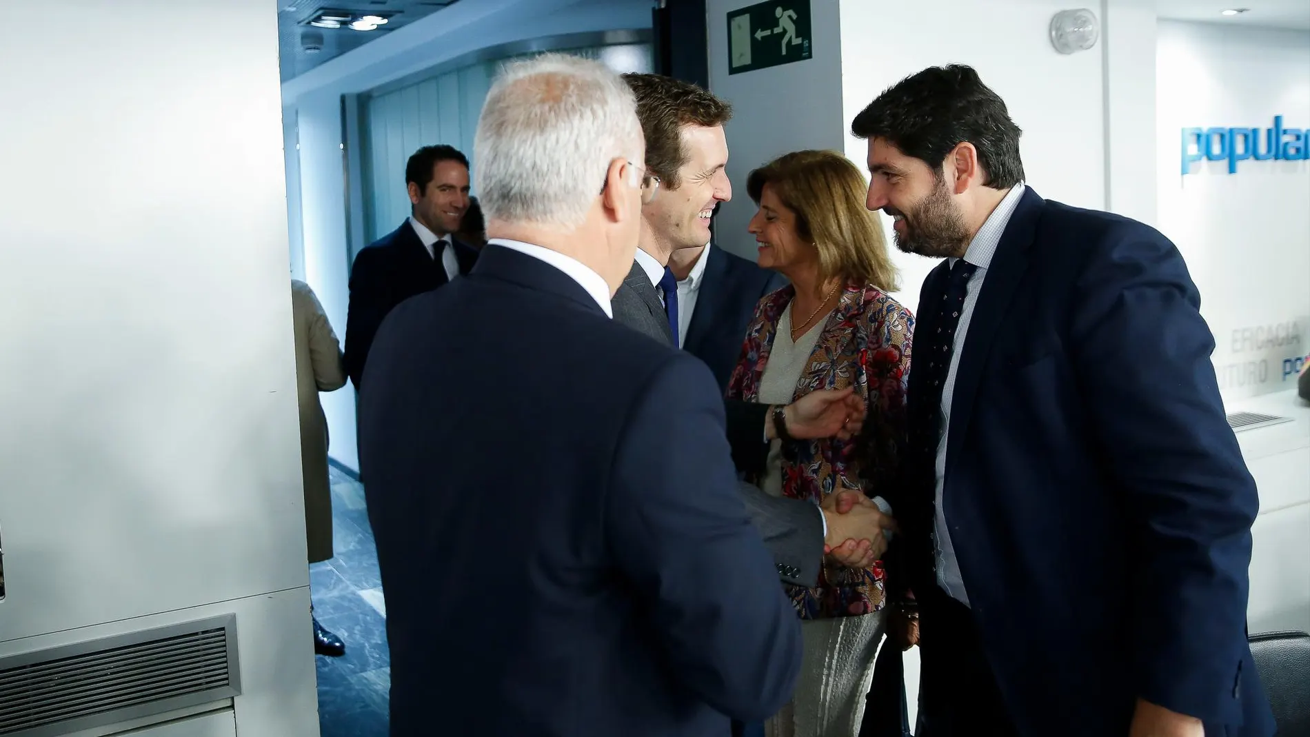 El presidente murciano, López Miras, saluda al líder del PP nacional, Pablo Casado