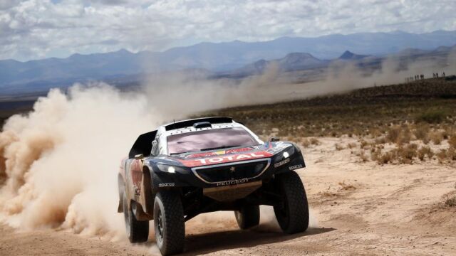 Los españoles Carlos Sainz y Lucas Cruz del equipo Peugeot durante la quinta etapa del rally Dakar