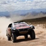 Los españoles Carlos Sainz y Lucas Cruz del equipo Peugeot durante la quinta etapa del rally Dakar