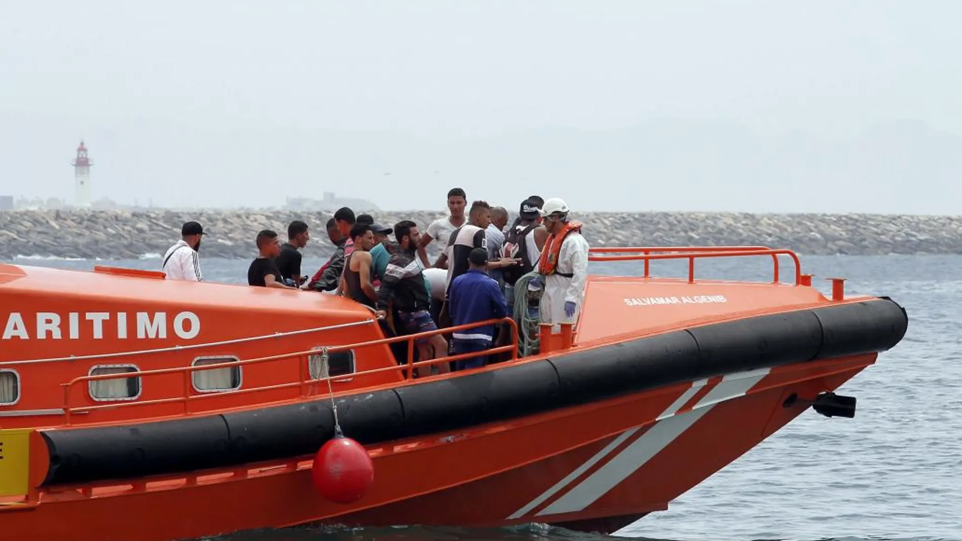 La embarcación Salvamar Algenib, de Salvamento Marítimo, a su llegada al puerto de Almería