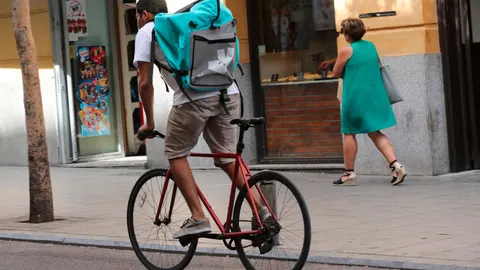 Un repartidor de Deliveroo por las calles de Madrid