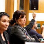 Un diputado de Bildu hace una peineta durante el pleno