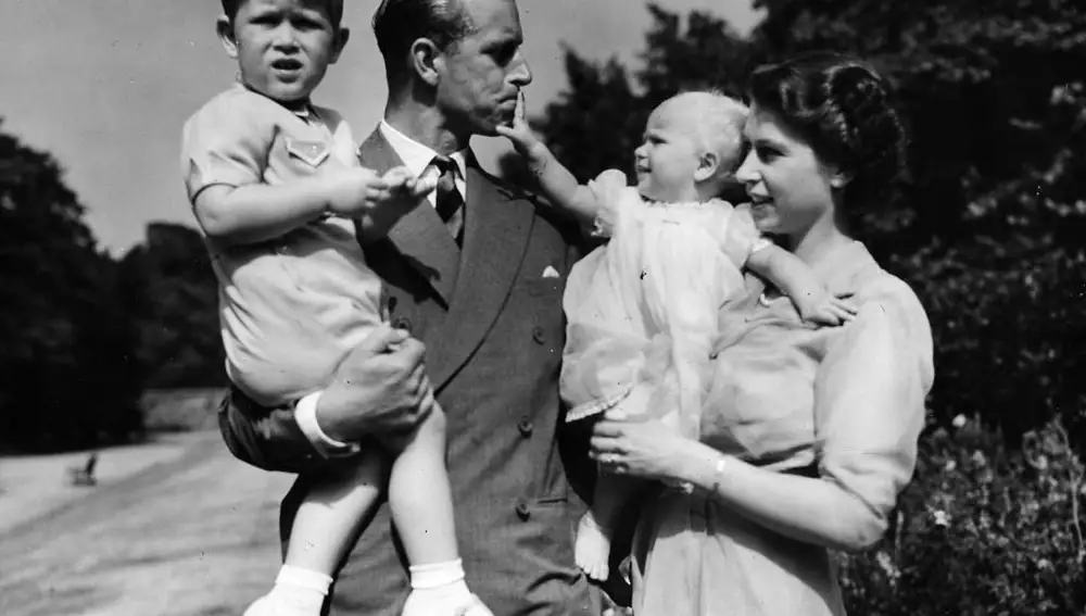 La reina de Inglaterra y el duque de Edimburgo con sus hijos Carlos y Ana