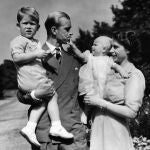La reina de Inglaterra y el duque de Edimburgo con sus hijos Carlos y Ana
