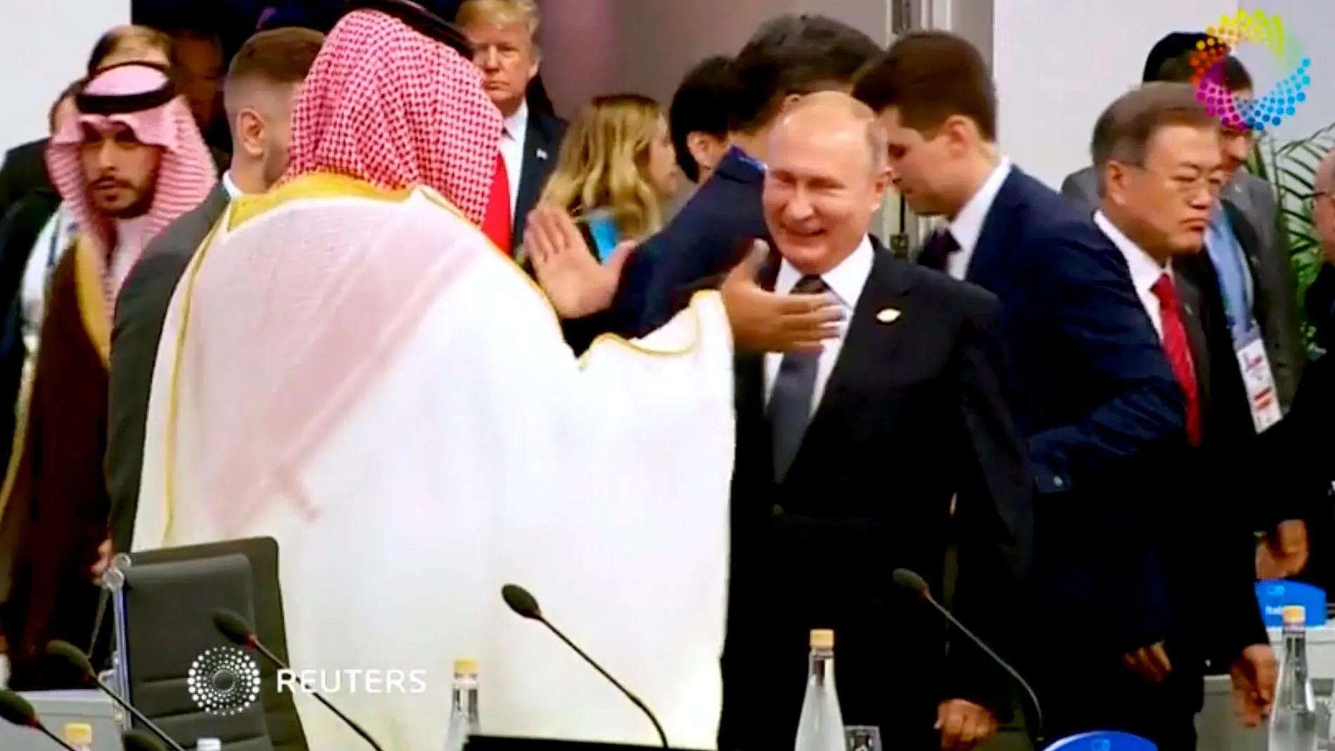 Mohammed bin Salman choca su mano con la del presidente Vladimir Putin/Foto: Reuters