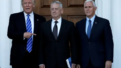 Donald Trump con Mike Pence el general James Mattis
