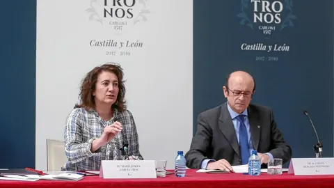 La consejera María Josefa García Cirac presenta el programa de actividades junto al catedrático Carlos Merchán (D)