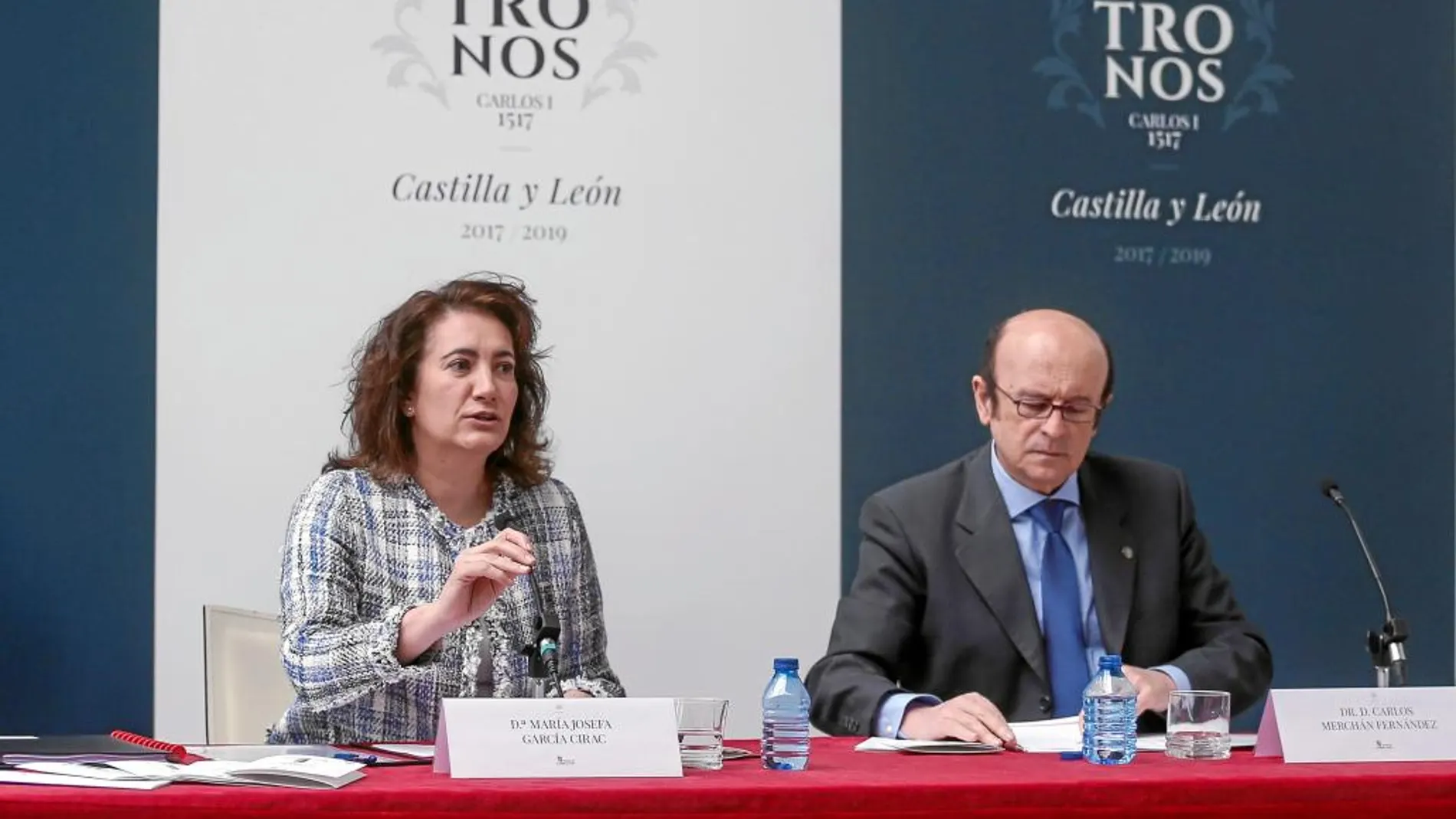 La consejera María Josefa García Cirac presenta el programa de actividades junto al catedrático Carlos Merchán (D)