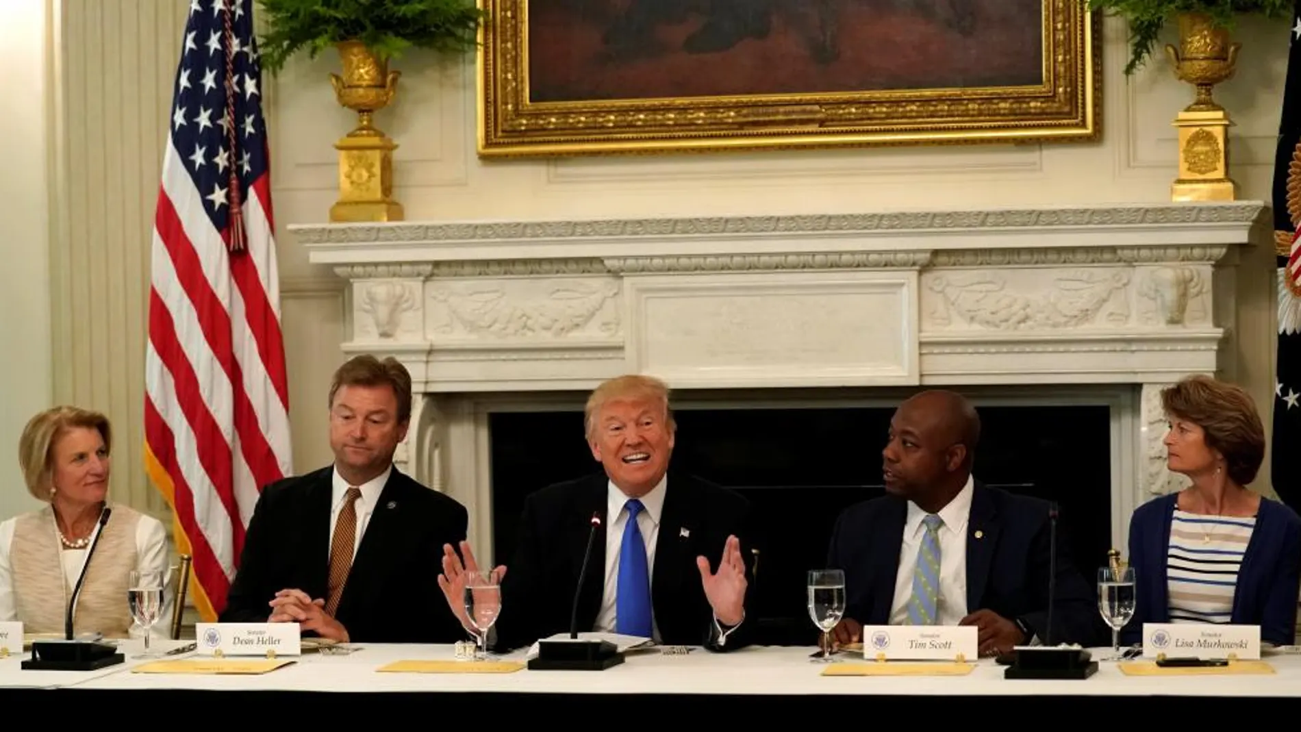Donald Trump durante un encuentro con los senadores republicanos