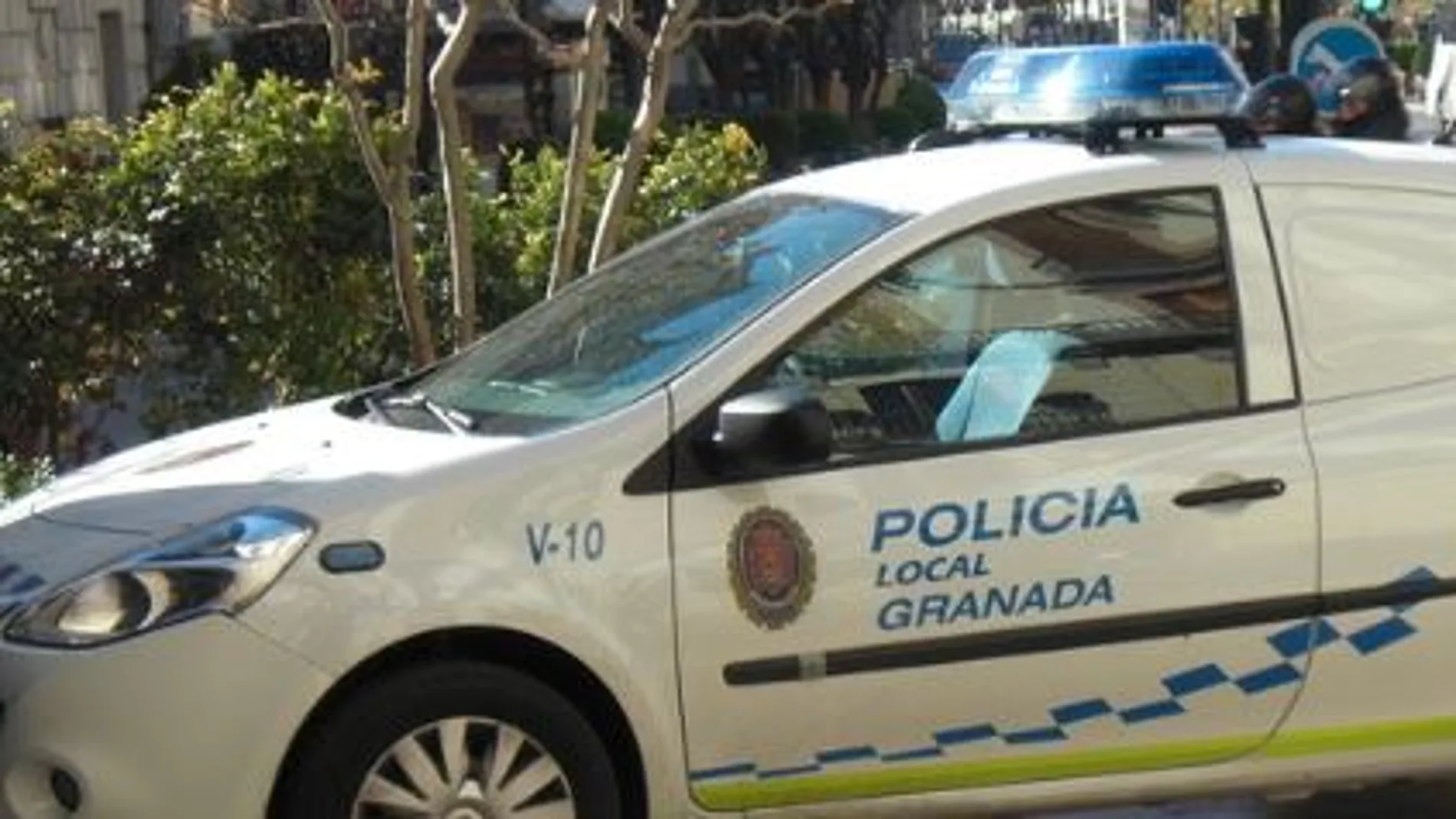 Los arrestados agredieron a un agente cuando llegaron al local