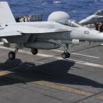 Imagen de archivo de un F18 aterrizando en el portaaviones Carl Vinson