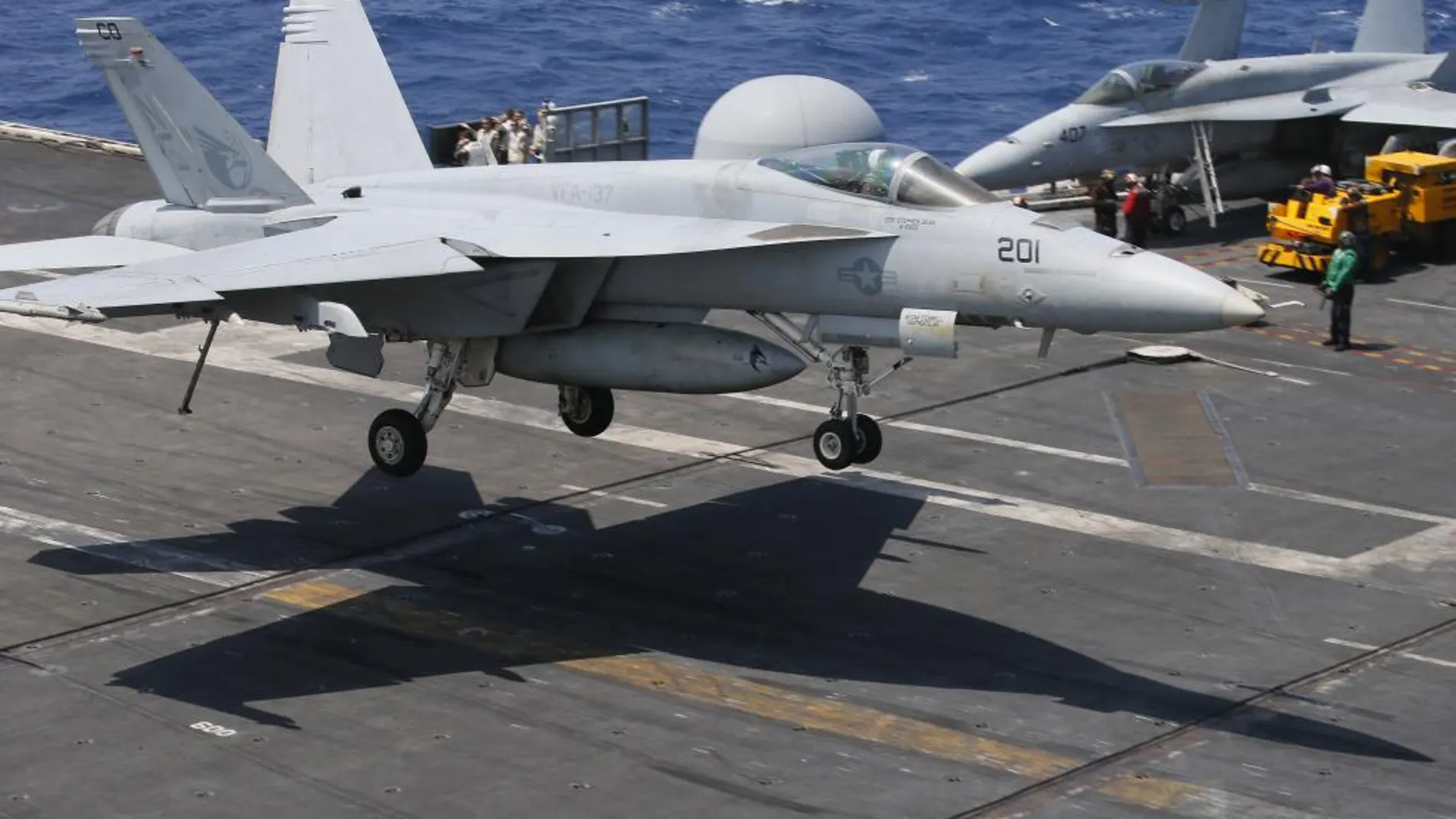 Imagen de archivo de un F18 aterrizando en el portaaviones Carl Vinson