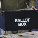 Fotografía de archivo de una urna electoral durante las elecciones generales en un colegio electoral en Oxford (Reino Unido), el 7 de mayo de 2015