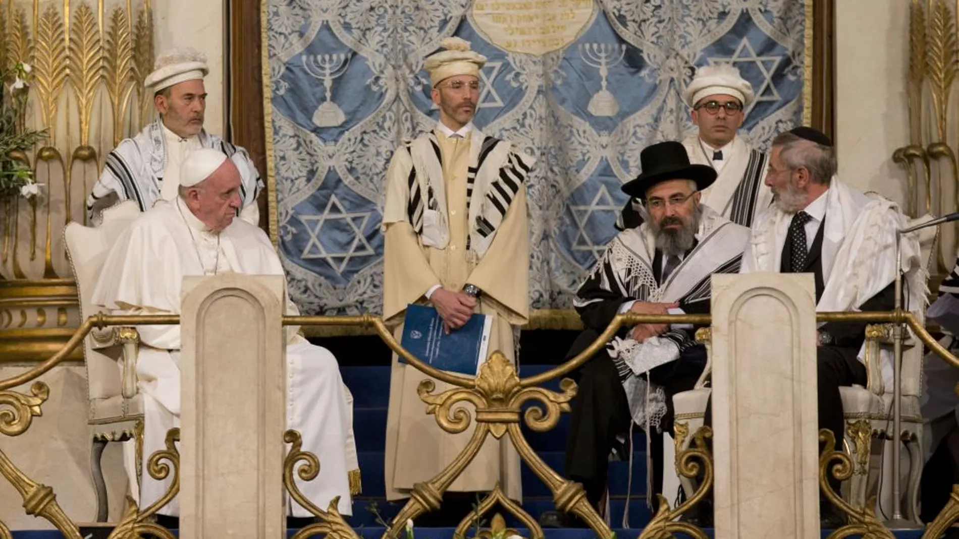 El Papa junto al rabino Riccardo Di Segni en la sinagoga romana