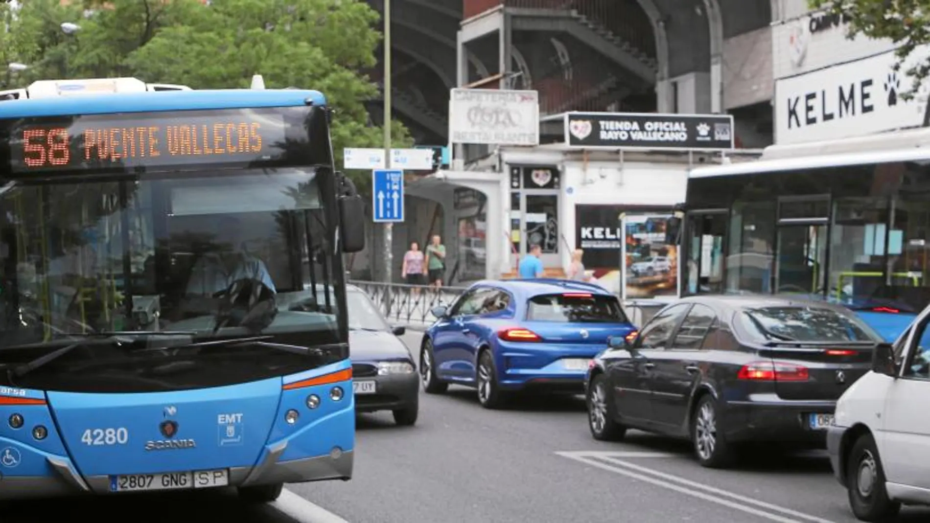 Los taxistas denuncian que el cierre por obras del Metro ha colapsado el carril bus y taxi de la avenida de la Albufera