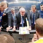 Josep Maria Izquierdo, a la derecha de Zeljko Obradovic y a su espalda, es ayudante en el Fernabahçe del ocho veces campeón de Europa