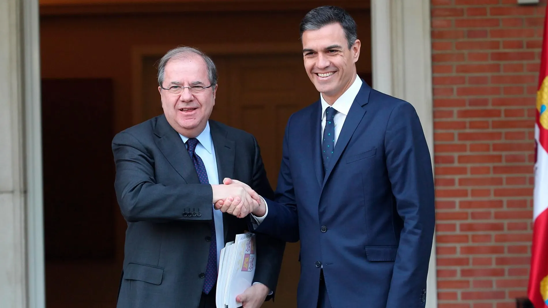 El presidente de la Junta de Castilla y León, Juan Vicente Herrera, estrecha la mano al del Gobierno de España, Pedro Sánchez, a la entrada de La Moncloa