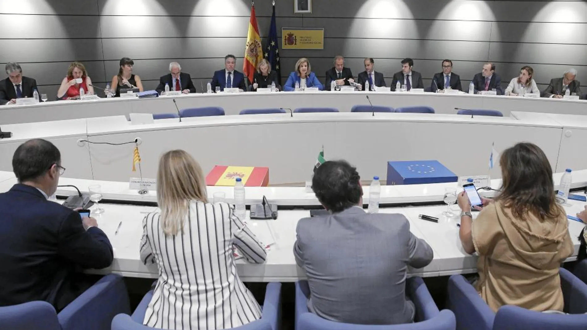 La ministra de Empleo, Fátima Bánez, se reunió con los representantes de todas las autonomías