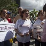 Mitzi Capriles (c), esposa de Antonio Ledezma, asiste hoy, 10 de noviembre de 2015, a la sede del Programa de las Naciones Unidas para el Desarrollo (PNUD), en donde también seguidores piden la excarcelaciòn de Ledezma, en Caracas (Venezuela).