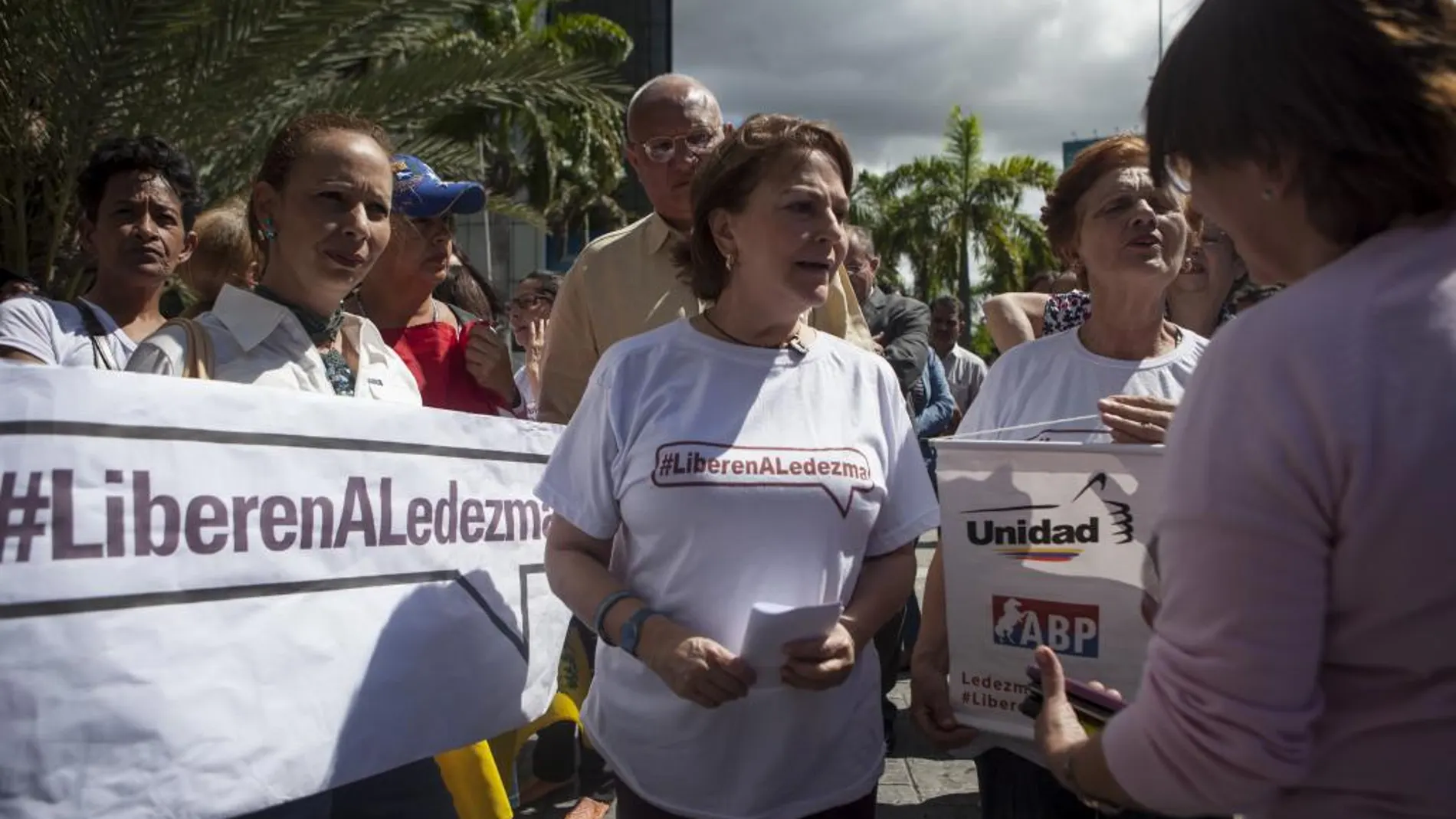 Mitzi Capriles (c), esposa de Antonio Ledezma, asiste hoy, 10 de noviembre de 2015, a la sede del Programa de las Naciones Unidas para el Desarrollo (PNUD), en donde también seguidores piden la excarcelaciòn de Ledezma, en Caracas (Venezuela).