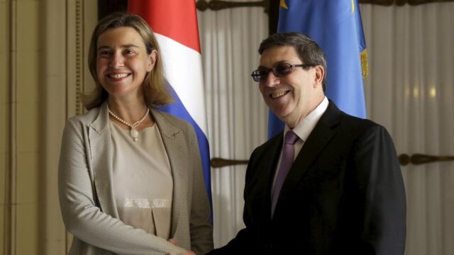 Federica Mogherini y Bruno Rodríguez, ayer, en La Habana, tras la firma del acuerdo