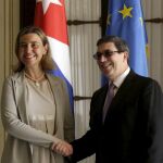 Federica Mogherini y Bruno Rodríguez, ayer, en La Habana, tras la firma del acuerdo