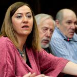 Virginia Barcones contesta a las preguntas de los periodistas, tras reunirse con los representantes sindicales de la cárcel de Soria