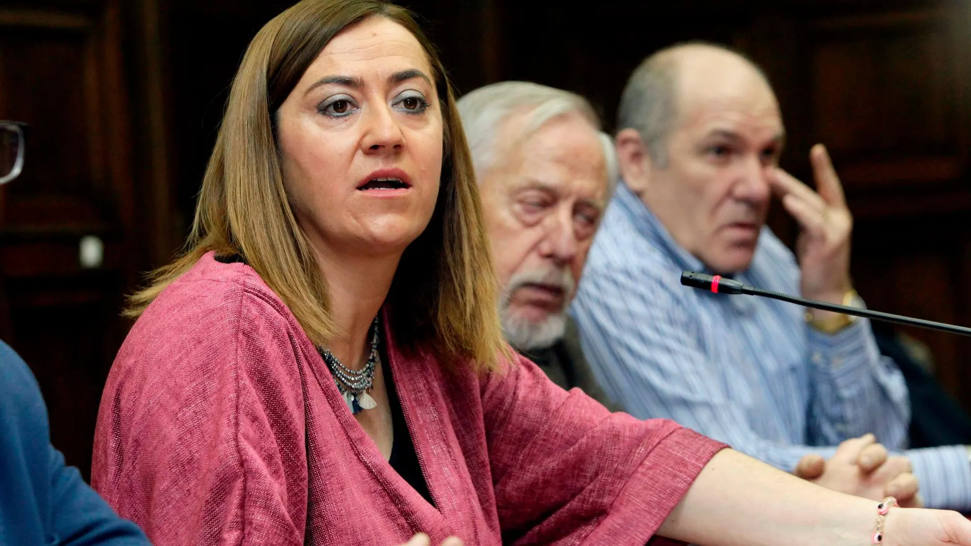 Virginia Barcones contesta a las preguntas de los periodistas, tras reunirse con los representantes sindicales de la cárcel de Soria