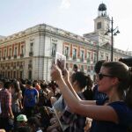 Más de 5000 personas se dan cita en la Puerta del Sol para cazar pokemons en la gran quedada de Pokémon Go Madrid.
