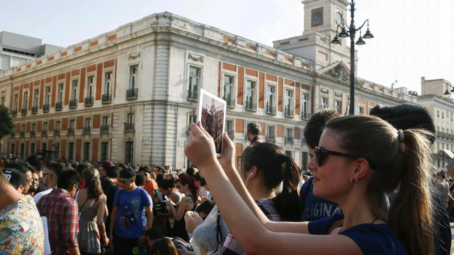 Más de 5000 personas se dan cita en la Puerta del Sol para cazar pokemons en la gran quedada de Pokémon Go Madrid.