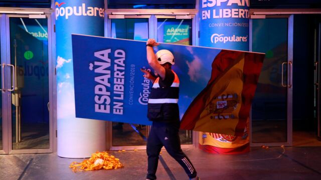 Operarios, ayer, con los últimos preparativos de la Convención Nacional del PP de este fin de semana. Foto: Cipriano Pastrano