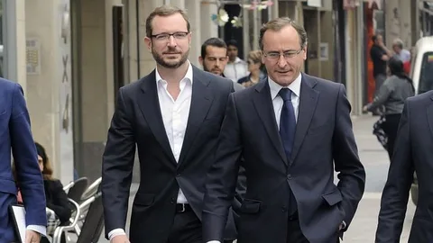 Imagen de archivo de Javier Maroto y el presidente del PP alavés, Alfonso Alonso, cminando por una calle de Vitoria el 9 de junio de 2015