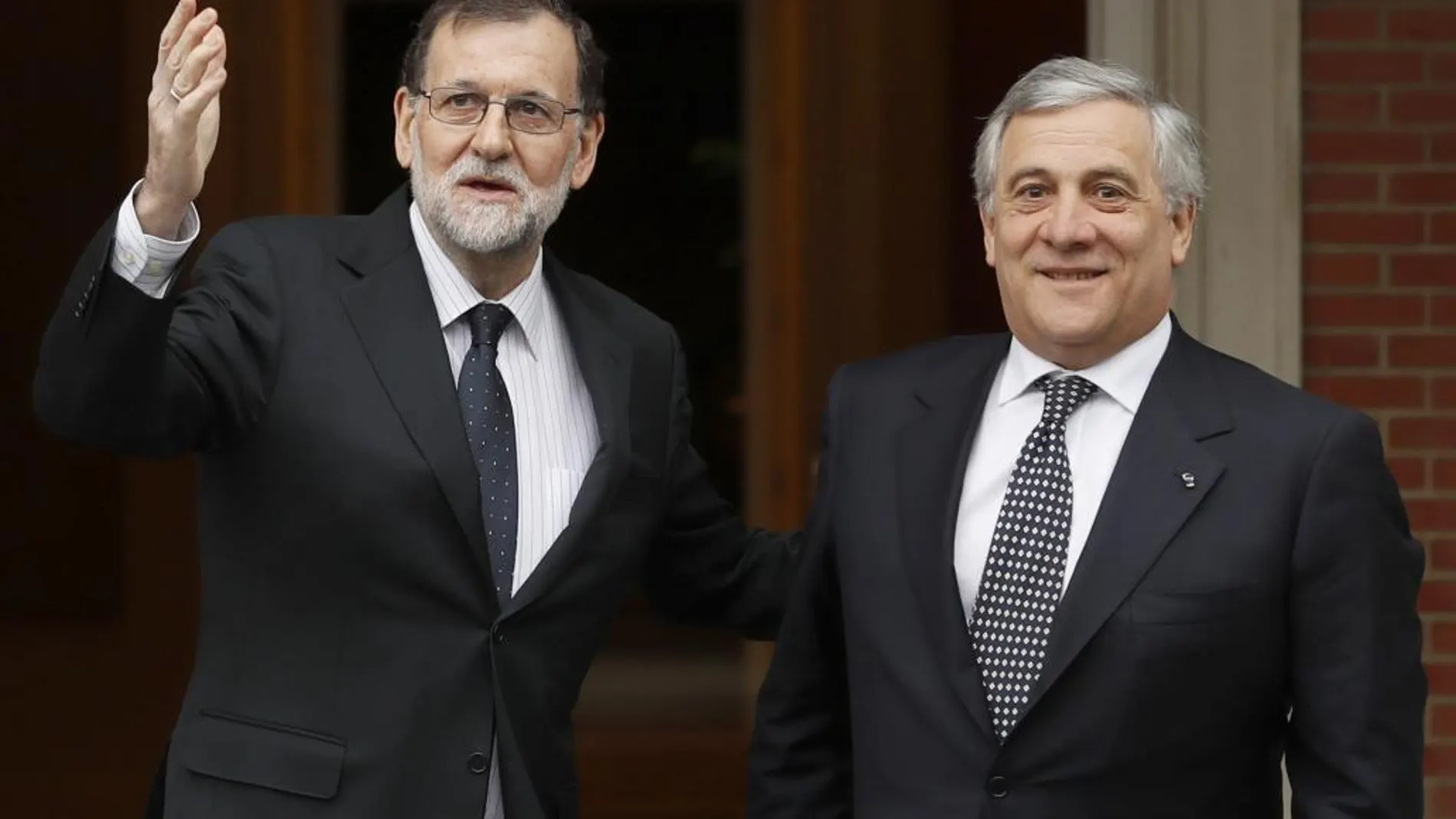 El presidente del Gobierno, Mariano Rajoy recibe al presidente del Parlamento Europeo, Antonio Tajani, este mediodía en el Palacio de la Moncloa