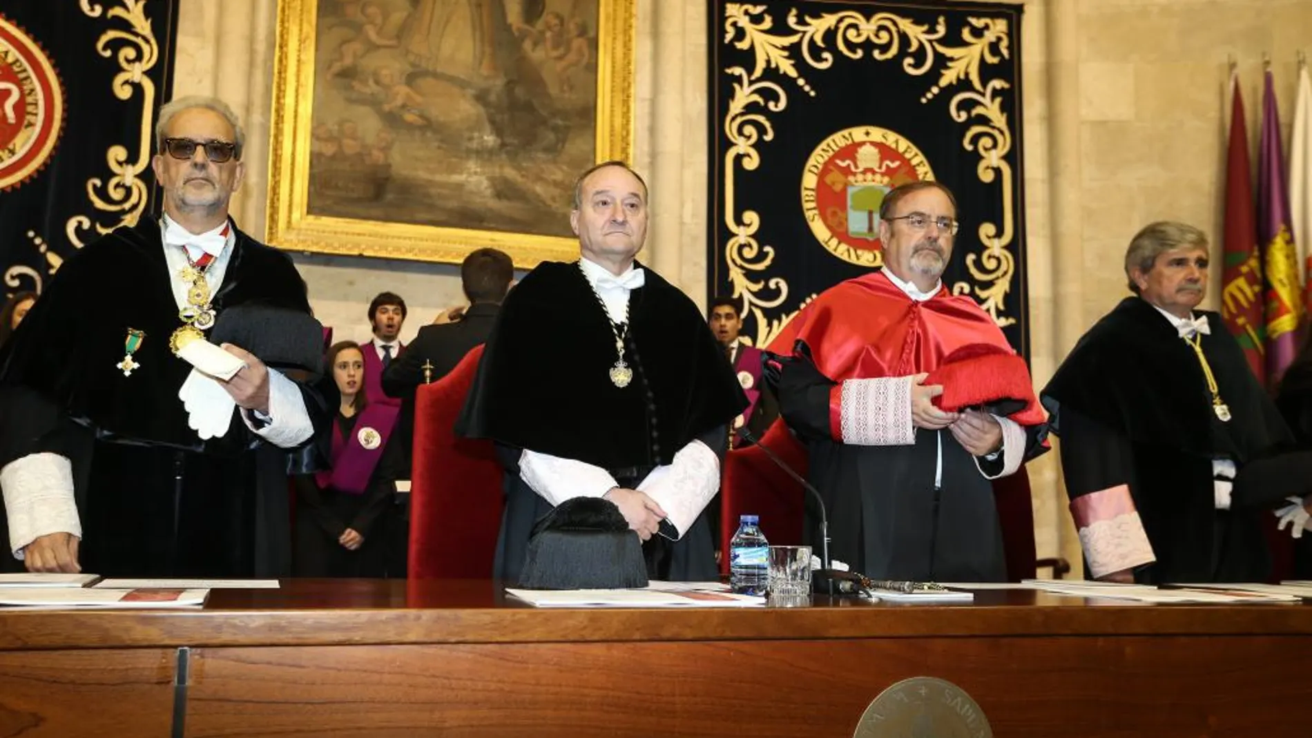 Fernando Rey y Daniel Miguel junto con los rectores de la Universidad de Salamanca y de León