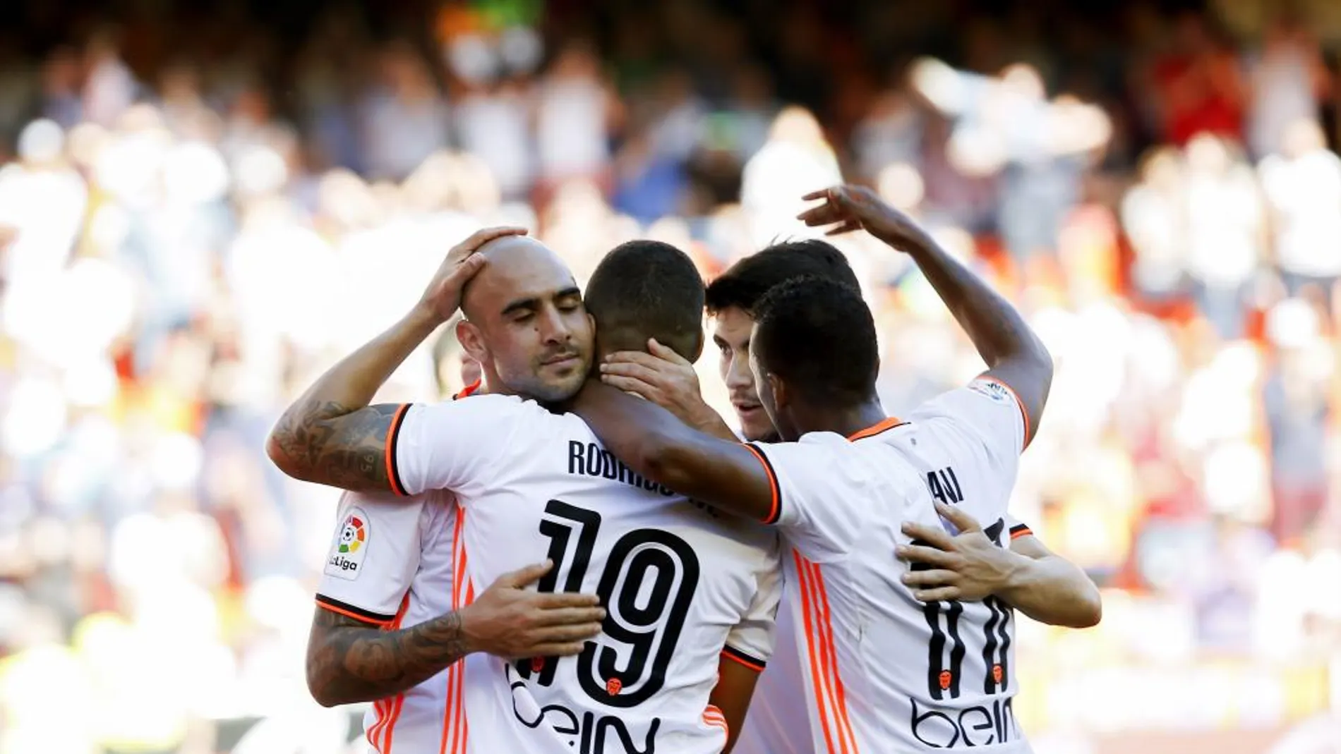 El jugador hispano brasileño del Valencia Rodrigo Moreno (2i) celebra con sus compañeros su gol marcado ante Osasuna, el cuarto del conjunto Che
