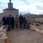 La delegada del Gobierno, Virginia Barcones, junto al obispo Abilio Martínez Varea, entre otros, con las piezas recuperadas