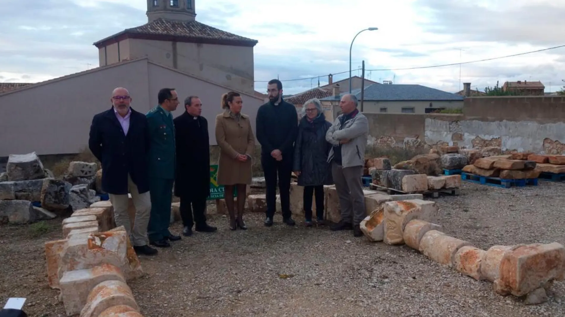 La delegada del Gobierno, Virginia Barcones, junto al obispo Abilio Martínez Varea, entre otros, con las piezas recuperadas