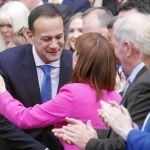Los diputados felicitan a Leo Varadkar tras su elección ayer como primer ministro de Irlanda por la Cámara Baja