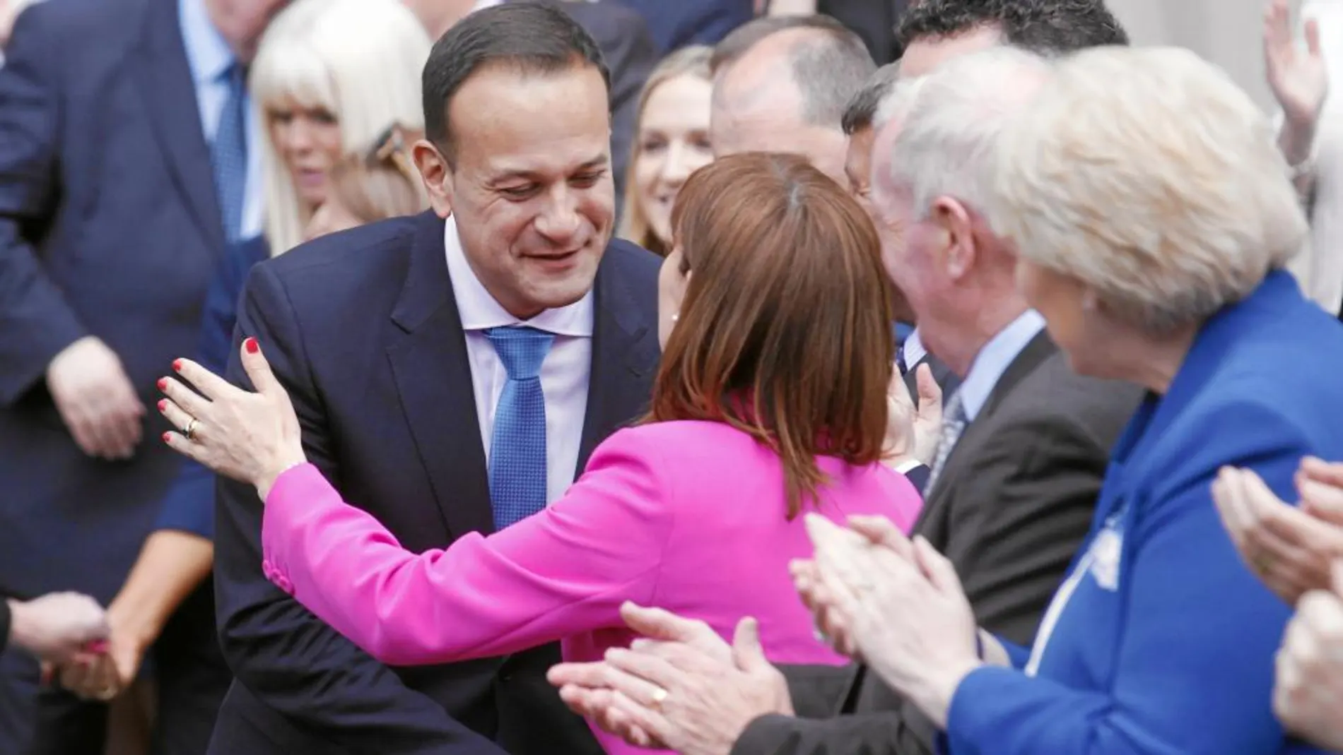 Los diputados felicitan a Leo Varadkar tras su elección ayer como primer ministro de Irlanda por la Cámara Baja