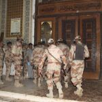 Militares montan guardia en el templo sufí donde se ha producido un ataque suicida durante la hora del rezo en Sehwan, Pakistán