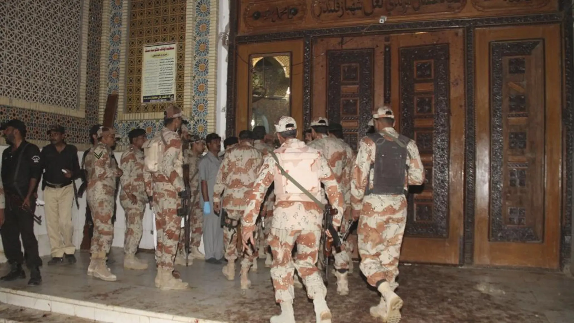 Militares montan guardia en el templo sufí donde se ha producido un ataque suicida durante la hora del rezo en Sehwan, Pakistán