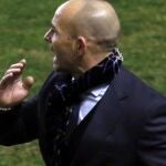 El entrenador del Rayo Vallecano Paco Jémez tras ser expulsado por el árbitro durante el partido de la vigésimo tercera jornada de Liga en Primera División que Rayo Vallecano y Atlético de Madrid disputan, esta noche, en el estadio de Vallecas, en Madrid.